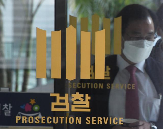 화상으로 전국 검사장 회의가 열린 지난 3월 31일 서울 서초동 대검찰청 청사에 직원이 출입하고 있다. 고영권 기자