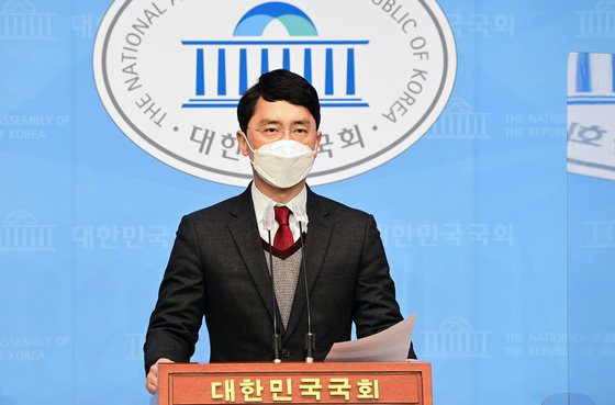 김병욱 무소속 의원이 지난 1월 8일 국회 소통관에서 기자회견을 하고 입장을 밝히고 있다.  김 의원은