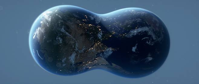 두개의 지구는 실제 지구(어스1)와 가상세계 지구(어스2)를 의미한다.[어스2 제공]