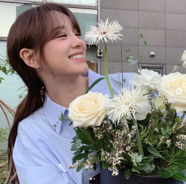 Singer and Actor Kim Se-jeong from the group Gugudan reported on the recent situation.Kim Se-jeong posted two photos on his instagram on the 9th with an article Thank you.Kim Se-jeong, who smiles brightly as if he is happy with the flowers he received in the public photos, is shown.Meanwhile, Kim Se-jeong was cast in SBS new drama In-house Match.Photo: Kim Se-jeong SNS