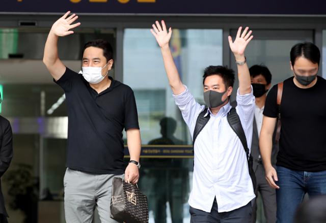 강용석(왼쪽) 변호사와 김세의 전 기자가 9일 오후 서울 강남경찰서를 나서며 지지자들을 향해 손인사를 하고 있다. 뉴스1