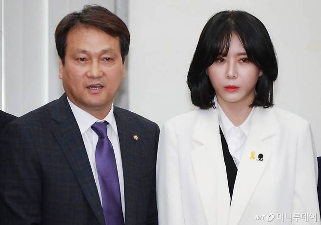 안민석 문화체육관광위원장이 8일 오전 서울 여의도 국회 소위원회 회의실에서 열린 '장자연 증언자, 윤지오 초청 간담회'에 앞서 발언을 하고 있다. /사진=이동훈 기자 photoguy@