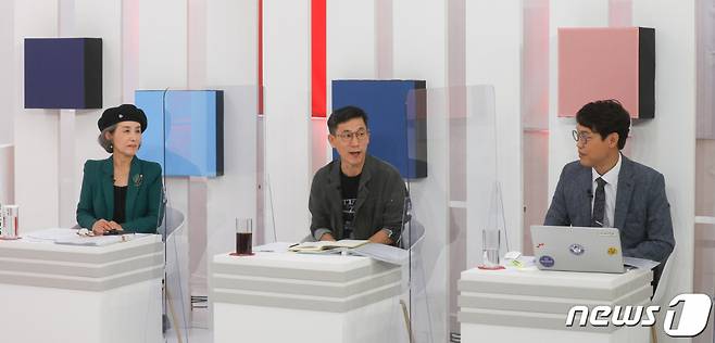 (서울=뉴스1) 국회사진취재단 = 진중권 전 동양대학교 교수가 9일 오후 서울 금천구 즐스튜디오에서 열린 '국민시그널' 국민의힘 대선 경선 후보 공개면접에서 면접관으로 참석하고 있다. 왼쪽부터 박선영 동국대학교 교수, 진 전 교수, 김준일 뉴스톱 대표. 2021.9.9/뉴스1