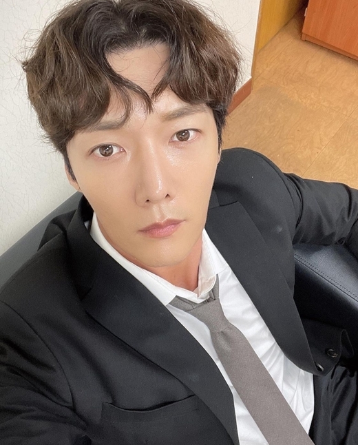 Actor Choi Jin-hyuk showed off his overthrowing visuals.On the 8th, Choi Jin-hyuk posted a picture on his instagram with an article entitled I think Im losing weight...Why I keep having swelling ...The photo showed him dressed up in a suit and taking a selfie.Choi Jin-hyuk showed charisma while staring at the camera with no expression, while also boasting warmth with a slim jaw line.Lee Ji-hoon, a singer and actor who saw this, said, You want me to confirm it? You have become a loner.Choi Jin-hyuk responded, I envy my brother most these days.Youre a badass, Jin Hyuk! People are bad! Youre handsome. Handsome people are good-looking even if they pour, said Jaejoong.Meanwhile, Choi Jin-hyuk held an online fan meeting A Day With The Real on the 29th of last month and met with fans.