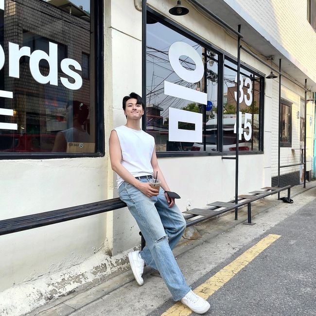 Actor Shin Seung has emerged as an emerging powerhouse for his boyfriend.On the afternoon of the 9th, Shin Seung posted a selfie on his personal SNS, saying (um).In the photo, Shin Seung is sitting on a bench in front of a cafe and laughing with his mouth tightly closed.Shin Seung completed her warm-hearted boyfriend look as she paired her white sleeveless top with jeans and sneakers.Shin Seung also emphasized the solid Arm muscle and disappearing cattle, capturing the attention of the viewers at once.The fans were pleased with the recent situation of Shin Seung, leaving comments such as Cute, Look at the lips of the anda, My brother is handsome, Good-looking man and I love you.Meanwhile, Shin Seung challenged his first military character as a Sergeant Hwang Jang-soo of the Army Military Police in the Netflix drama D.P. released last month.Shin Seung SNS