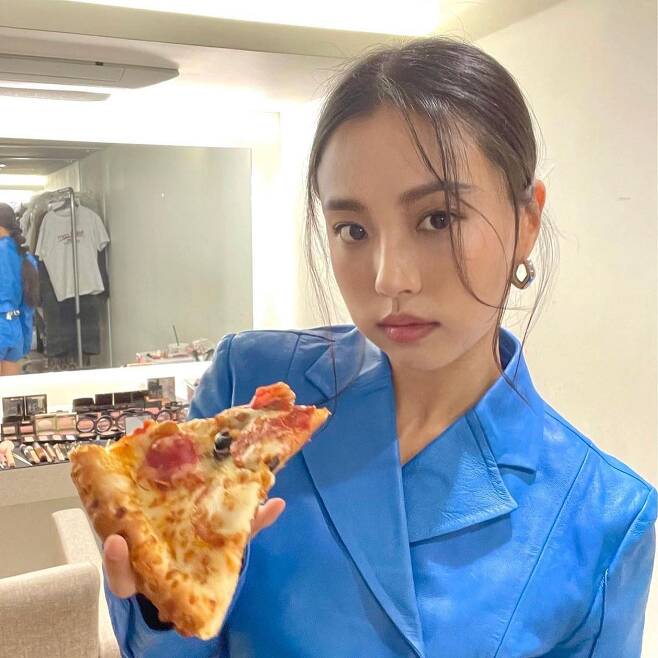 On the morning of the 9th, Go Min-si posted a picture on his instagram with an article entitled I like pizzzza.Go Min-si in the public photo is posing with a pizza at the Waiting room on the filming site with the makeup completed.Then, standing with a Pizza box and making a humorous look, his face makes fans smile.Go Min-si, who was born in 1995 and is 26 years old, made his debut as an actor in 2016 and raised his awareness through the film Witch. Currently, he is filming the movie Smuggling.Photo: Go Min-si Instagram