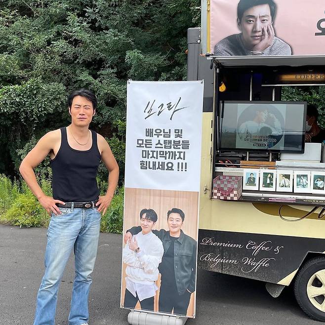 Lee Hee-joon posted a picture on his instagram on the afternoon of the 9th with an article entitled # Bogota # Lee Seung-gi Thank you for the last shot.Lee Hee-joon in the public photo is a picture of Lee Seung-gi posing with a banner in front of Coffee or Tea.The banner said, Please work hard to the end of the Bogota actor and all the staff!Fans are cheering for the two people who have made a connection in the drama Mouse to continue their relationship.Meanwhile, Lee Hee-joon, who was born in 1979 and is 42 years old, made his debut as an actor in 2007 and has a son in 2016 with model Lee Hye-jung.Photo: Lee Hee-joon Instagram