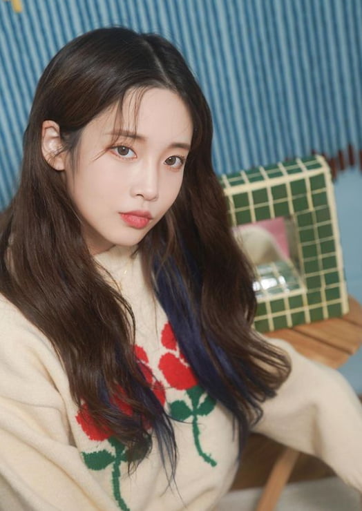 Lovelyz Yoo Ji-ae turned into an autumn goddessYoo Ji-ae posted two photos on his Instagram on the 10th with an article entitled My sister is a friend of me.In the photo, Yoo Ji-ae is staring at the camera in a warm-feeling neck, especially more eye-catching.Bill Viola with big eyes, a sharp nose and V-line faces: The little face just before The Passing is admirable.Yoo Ji-ae made his debut as a Lovelyz member in November 2014.
