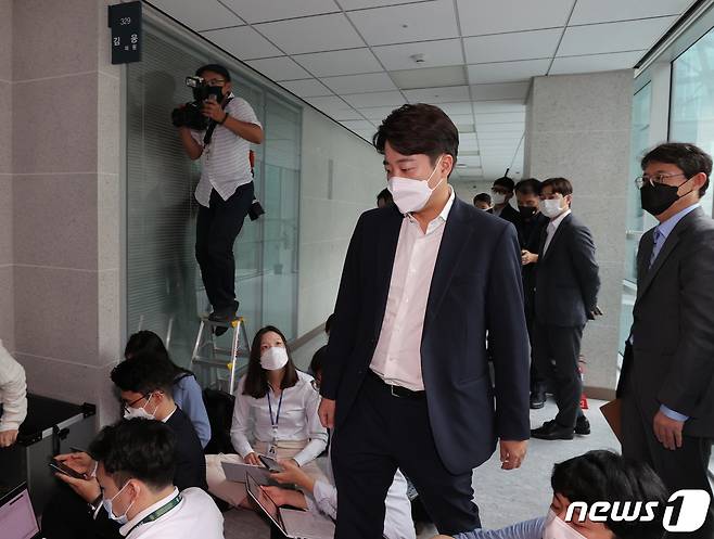이준석 국민의힘 대표가 10일 오전 '고발 사주' 의혹과 관련해 공수처 수사관들의 압수수색이 진행중인 서울 여의도 국회 의원회관 김웅 의원실로 들어서고 있다. 2021.9.10/뉴스1 © News1 오대일 기자
