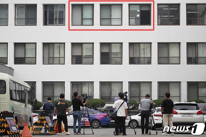 고위공직자범죄수사처(공수처)가 윤석열 전 검찰총장 측근 검사의 '고발 사주' 의혹과 관련해 10일 오전 손준성 전 대검 수사정보정책관(현 대구고검 인권보호관)의 자택과 사무실에 대해 압수수색을 실시하고 있는 것으로 전해진 가운데 대구고검 앞에 취재진이 대기하고 있다. 2021.9.10/뉴스1 © News1 공정식 기자