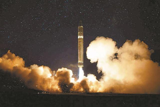 북한이 2017년 11월 29일자 노동신문을 통해 공개한 신형 대륙간탄도미사일(ICBM) '화성-15형' 시험발사 모습. 노동신문 연합뉴스