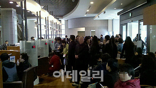 2011년 11월 17일 서울 논현동 중앙부산저축은행에 예금자 수백명이 몰렸던 사진. 중앙부산저축은행은 17일 영업정지를 당한 부산저축은행 계열. (이데일리 DB)