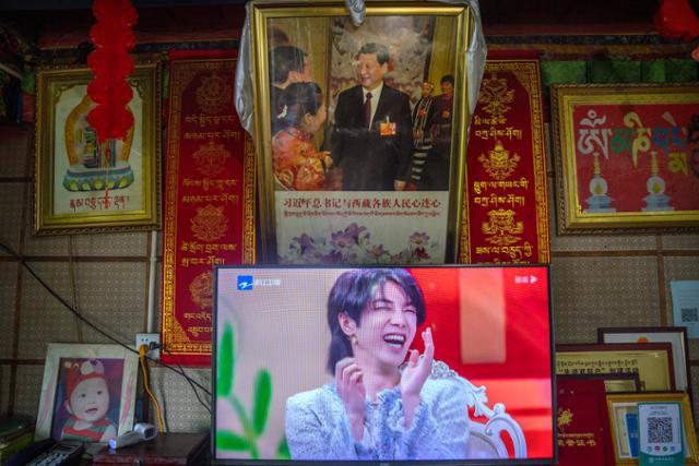 중국 티벳 자치구의 자시강 마을 관광지의 홈스테이 건물에 있는 TV에서 중국 토크쇼가 방송되고 있다. 뒤에 시진핑 중국 국가주석의 사진이 걸려 있다. AP 연합뉴스
