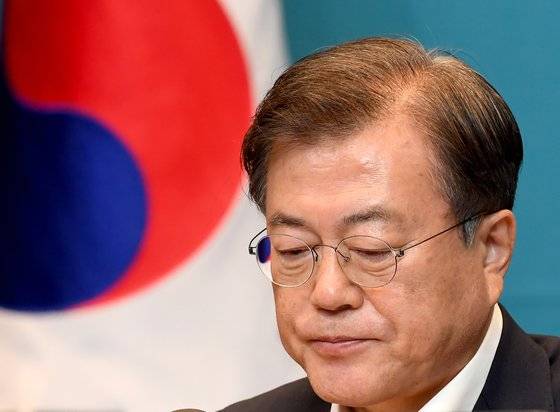 문재인 대통령이 청와대에서 수석·보좌관 회의에서 모두발언 도중 불편한 표정을 짓고 있다. 청와대사진기자단