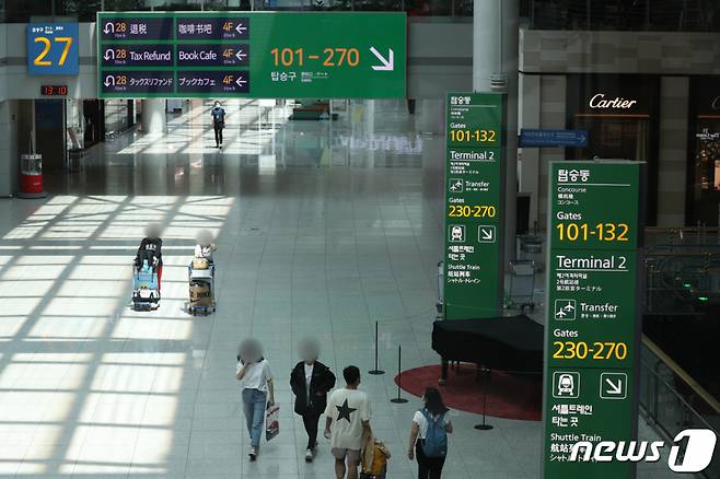 (인천공항=뉴스1) 성동훈 기자 = 본격적인 휴가철을 맞은 3일 오후 인천국제공항 1터미널 면세점이 한산한 모습을 보이고 있다. 2021.8.3/뉴스1