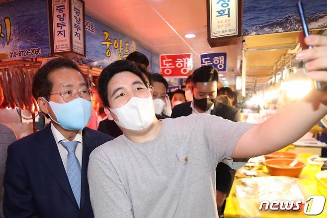 (경주=뉴스1) 공정식 기자 = 홍준표 국민의힘 대선 경선 후보가 11일 오후 경북 경주시 중앙시장을 찾아 시민들과 기념사진을 찍고 있다. 2021.9.11/뉴스1