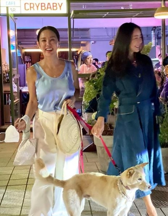 Uhm Jung-hwa Lee Hye-Yeong gathered at LightningLee Hye-Yeong posted two photos on his personal Instagram account on September 10 with the caption: Mario and Zheng HeSister and #ClassLightning.In the photo, Uhm Jung-hwa Lee Heo-young boasts beautiful looks with face to face.Both boast a clear ceramic skin and distinctive features that are unbelievable to believe they are in their 50s.Meanwhile, Lee Hye-Yeong remarried in 2011 with an older businessman and has a college student daughter; she is currently appearing on MBNs Doll Singles.Uhm Jung-hwa received a lot of love last year as MBC What do you do when you play? Project Group Refund One.