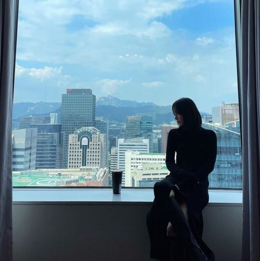 Actor Kim Ah-joong boasted a unique atmosphere with the Silhouette alone.Kim Ah-jong posted a picture on the SNS on the 11th, saying the weather is good.The photo shows Kim Ah-joong sitting on the window of the building, and the high scenery outside the window as if it were a high-rise building attracts attention.In particular, Kim Ah-joong in the photo showed the silhouette in a black dress and boots, and even though it was covered in dark shadows, the gorgeous mash was impressed.Kim Ah-joong is currently filming a new work Grid by Lee Soo-yeon, who wrote the Secret Forest series.Kim Ah-joong SNS.
