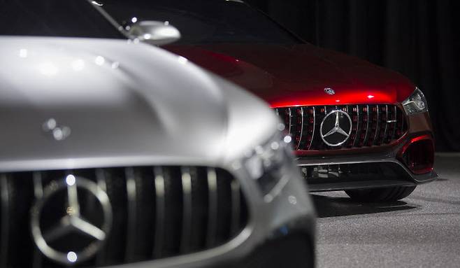 고급 세단의 대명사인 벤츠와 BMW가 차량용 반도체 부족 사태가 완화되더라도 공급을 제한해 높은 가격을 유지할 것으로 알려졌다. (사진= AFP)