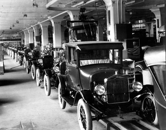 1926년 미국 하이랜드 파크에 위치한 포드 공장에서 모델 T가 생산되고 있다. (사진=포드/AFP)