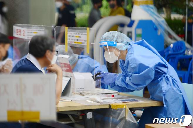 지난 4일 오후 광주 광산구보건소 선별진료소에서 의료진들이 시민들에게 문진표 작성을 안내하고 있다. 광주에서는 지난달 중순부터 광산구 일대 외국인들을 중심으로 신종 코로나바이러스 감염증(코로나19) 지역감염이 확산하고 있다. 2021.9.5/뉴스1 © News1 정다움 기자
