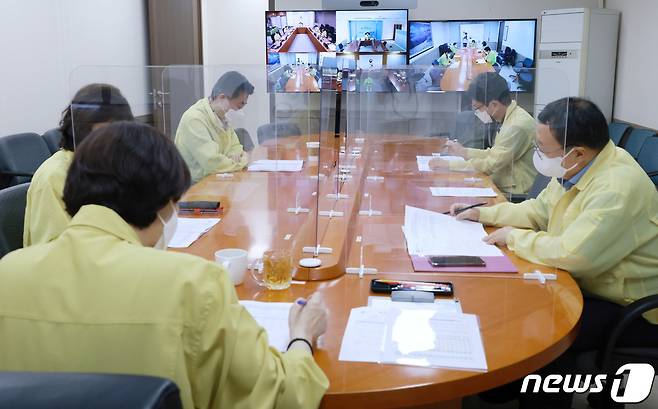 유은혜 부총리 겸 교육부 장관이 12일 오후 서울 종로구 정부서울청사에서 질병관리청과의 영상회의를 갖고 하반기의 안전한 등교수업을 위한 학교의 역학조사 체계보완 및 소아청소년 백신접종 안정성 등 백신접종방안 등을 논의하고 있다. (교육부 제공) 2021.9.12/뉴스1