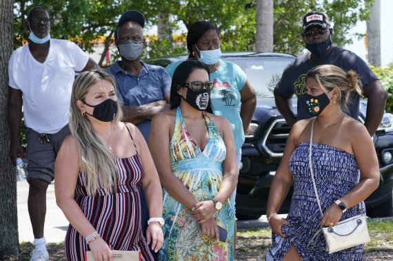 미국 플로리다주 노스 마이애미에서 사람들이 마스크를 쓰고 코로나19 검사를 받기 위해 기다리고 있다. 뉴시스 제공