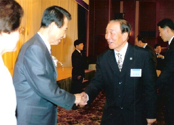 고 강창덕(오른쪽) 선생은 1991년 김대중(왼쪽) 총재의 신민당을 비롯해 내내 민주당 계열의 정당에서 활동했다. 사진은 퇴임 이후인 2006년 김대중 전 대통령 부부가 대구를 방문했을 때 인사를 나누는 모습이다. 유족 제공