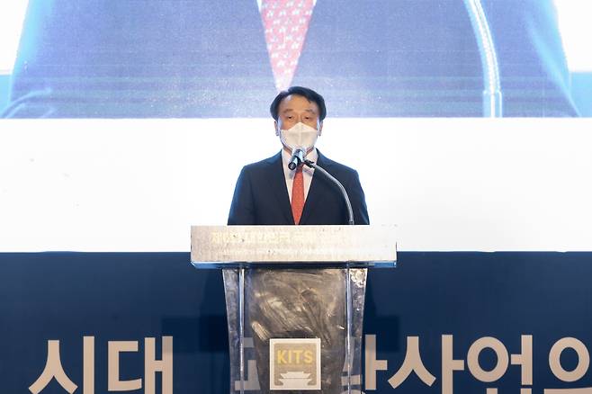 Jung Chang-soo, chairman of the Korea International Tourism Show 2021 organizing committee, makes a speech at the show on Saturday. (KITS)