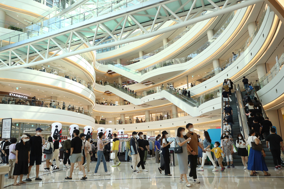 Shoppers crowd a major mall in Seoul on Sunday. Due to the government's relaxed social distancing regulations that were applied last week, the movement of people has increased. Many small stores, however, continue to argue that the government needs to relax the social distancing regulations even further as they are now at the end of their rope. [YONHAP]