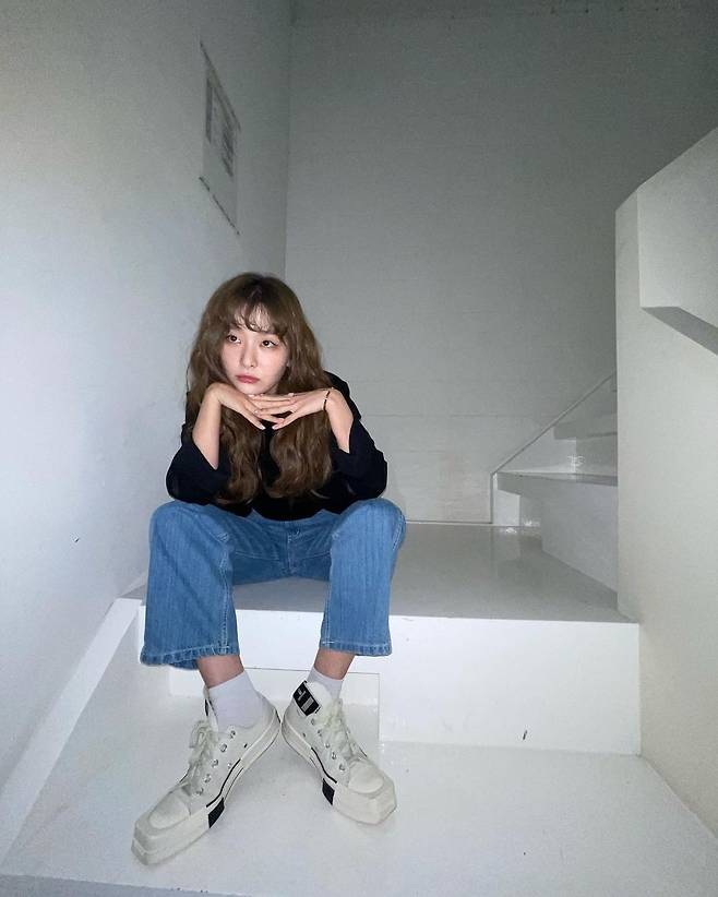 Red Velvet Seulgi loved the beautiful look, which was not subject to the angle of the photograph.On September 11, Seulgi posted several photos on his personal instagram, saying Nemonemo shoes.In the open photo, Seulgi wears a sneaker with a unique design with a front brush, and completes the Incomparable ratio with a funny photo composition taken from below to above.In other photos, she created a cute atmosphere with a pointed but lovely perm hair.On the other hand, Seulgis group Red Velvet released its sixth mini album Queendom on August 16, about a year and eight months later.