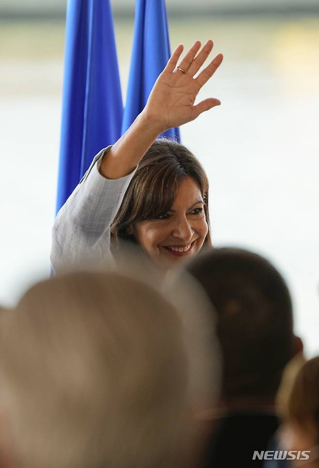 [AP/뉴시스] 12일 프랑스의 안 이달고 파리 시장이 루앙시에서 내년 대선 출마를 공식 발표하며 지지자들의 박수에 손을 들어 답하고 있다