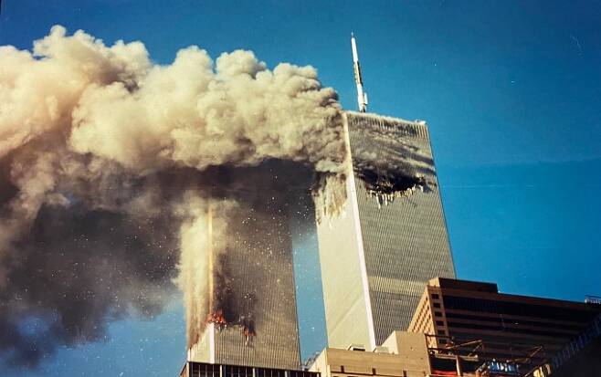 2001년 9월 11일 미국 뉴욕 맨해튼의 110층짜리 세계무역센터(WTC)가 무너지던 현장 사진. 윤건수씨 제공