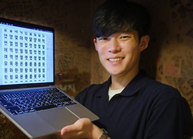 27일 서울 종로구 한 카페에서 '글자 속의 우주' 저자 서체 디자이너 한동훈 씨가 본지와 인터뷰를 갖고 있다./성형주기자