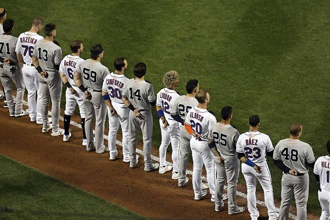 메츠와 양키스 선수들이 경기 전 한 명씩 섞여 줄을 선 채 식전 행사에 참가하고 있다. | AP연합뉴스