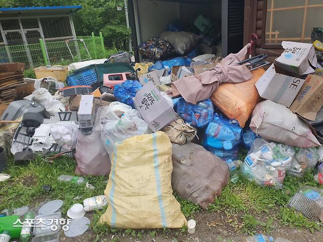 남전1리 주민들이 모아놓은 쓰레기들.