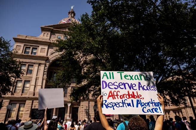 텍사스주 오스틴에서 11일 시위대가 낙태금지법에 반발하고 있다(사진=AFP)