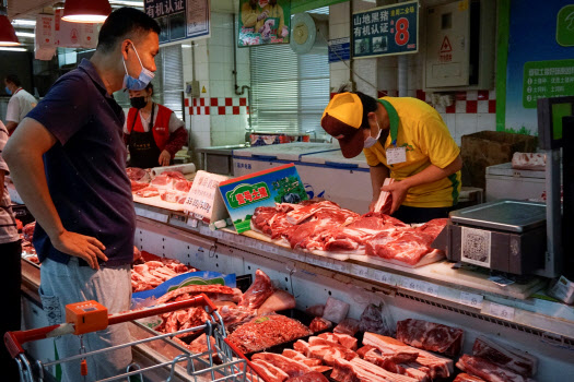 중국 베이징의 시장에서 돼지고기를 구입하는 시민(사진=AFP)