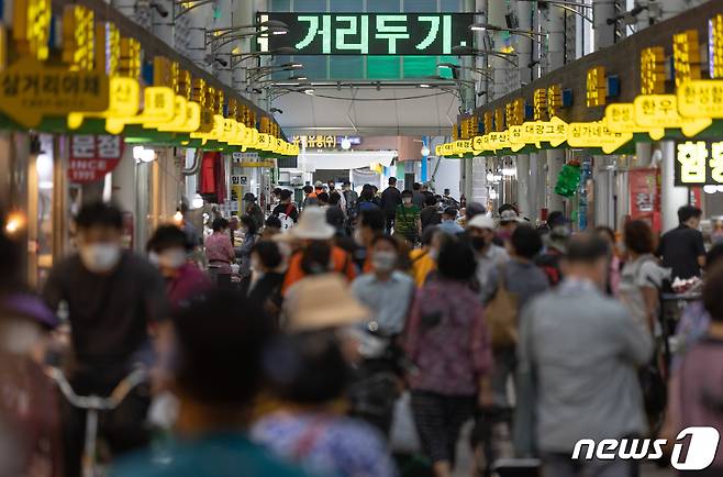 서울에서 추석 명절을 앞두고 전통시장발 신종 코로나바이러스 감염증(코로나19) 감염이 발생하면서 방역에 빨간불이 켜졌다. 사진은 서울 동대문구 청량리종합시장 전광판에 코로나19 예방수칙이 적혀 있다./뉴스1 © News1 이재명 기자