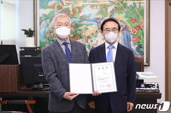 소화기내과 전문의 김대곤(왼쪽) 박사가 전북 임실군 보건의료원장으로 13일 취임했다.(임실군 제공)2021.9.13/© 뉴스1