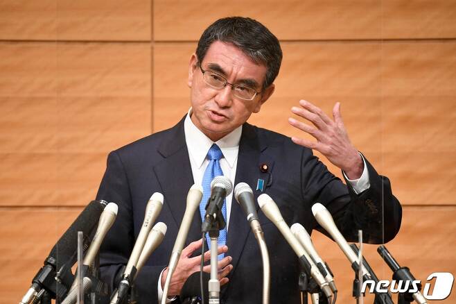 고노 다로 일본 행정개혁 담당상이 10일 자민당 총재 선거 출마 선언을 하고 있다. © AFP=뉴스1