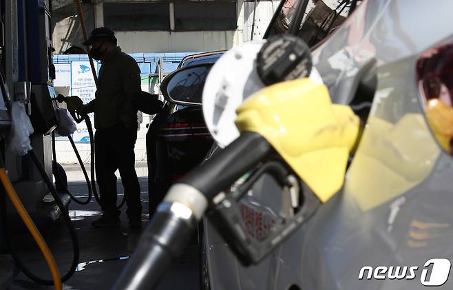 주유 중인 차량 (자료사진) © News1 박정호 기자