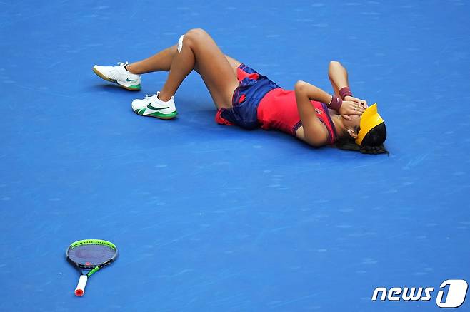 에마 라두카누가 11일 US오픈 테니스 우승이 확정된 직후 코트에 드러누워 기쁨의 눈물을 흘리고 있다. © 로이터=뉴스1 © News1 박형기 기자