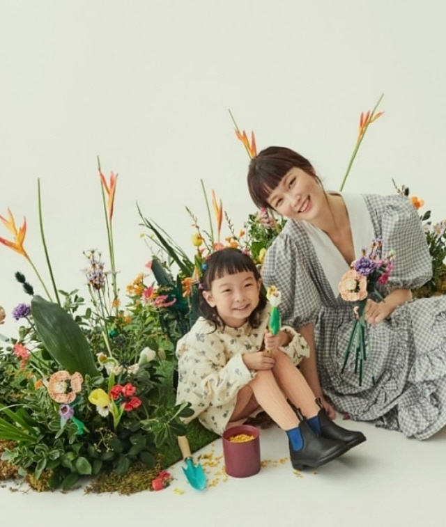 A lovely picture of Model Song Kyoung-a with her daughter has been released.Song Kyoung-a told his Instagram on the 13th, I am a picture with Haes favorite Legoland.(My clothes are more like princesses, so I sprained out in the middle and ran out.) I do not know why I think I am a rival, but I am a funny kid. Thank you for making good memories with Hae, he said.The picture shows the lovely figure of Song Kyong-a and 6-year-old daughter Hae-yi.In particular, Song Kyoung-as daughter, Hae Yang, showed off her charm as well as her mother, a top model, and she showed off her cute charm with various poses and facial expressions.Meanwhile, Song Kyoung-a married a casting businessman, Do Jung-han, in 2012, and has a daughter.