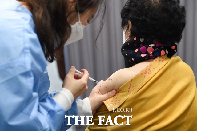 정부는 어린이와 임산부, 65세 이상 노인 등에게 인플루엔자 예방접종을 14일부터 실시한다고 밝혔다. 사진은 해당 기사와 직접적 관련 없음. /이선화 기자