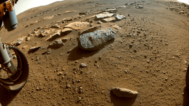NASA 퍼시비어런스는 ‘로제트’라는 화성 암석에서 지난 1일, 지난 7일 두 개의 구멍을 뚫고 암석 시료를 채취했다. (사진=NASA/JPL 칼텍)