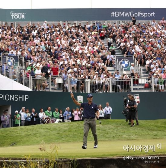 빌리 호셜이 BMW PGA챔피언십 최종일 우승이 확정되는 순간 환호하고 있다. 서리(잉글랜드)=Getty images/멀티비츠
