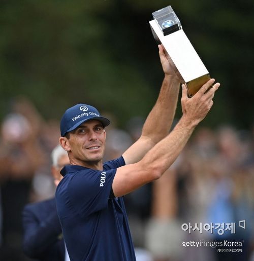 빌리 호셜이 유러피언투어 BMW PGA챔피언십 우승 직후 트로피를 들고 기념 촬영을 하고 있다. 서리(잉글랜드)=Getty images/멀티비츠