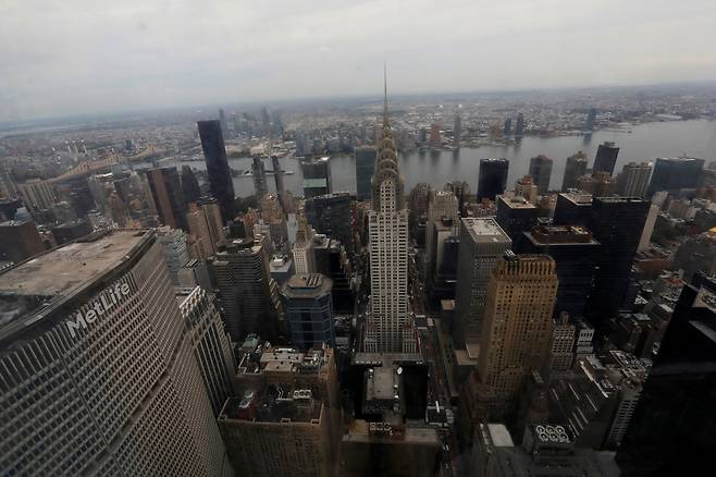 지난해 9월 미국 뉴욕 맨해튼의 원밴더빌트 건물에서 찍은 미드타운 전경. 당시 봉쇄령으로 맨해튼의 사무실 대부분은 문을 닫았었다. /로이터 연합뉴스
