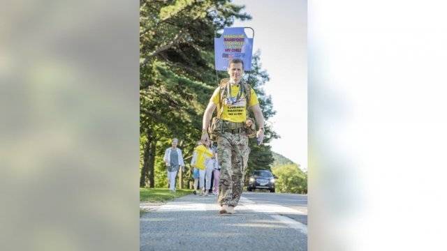 맨발 행진하고 있는 크리스. Hope for Hasti